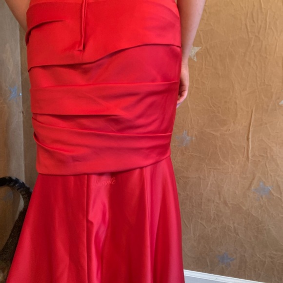 Couture Sample red satin ruched strapless evening gown - Picture 4 of 6